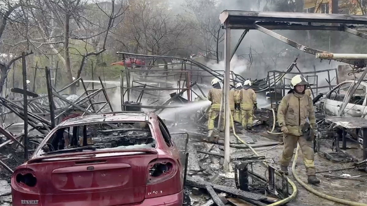 Sarıyer'de oto tamirhanesinde yangın! 3 araç yandı