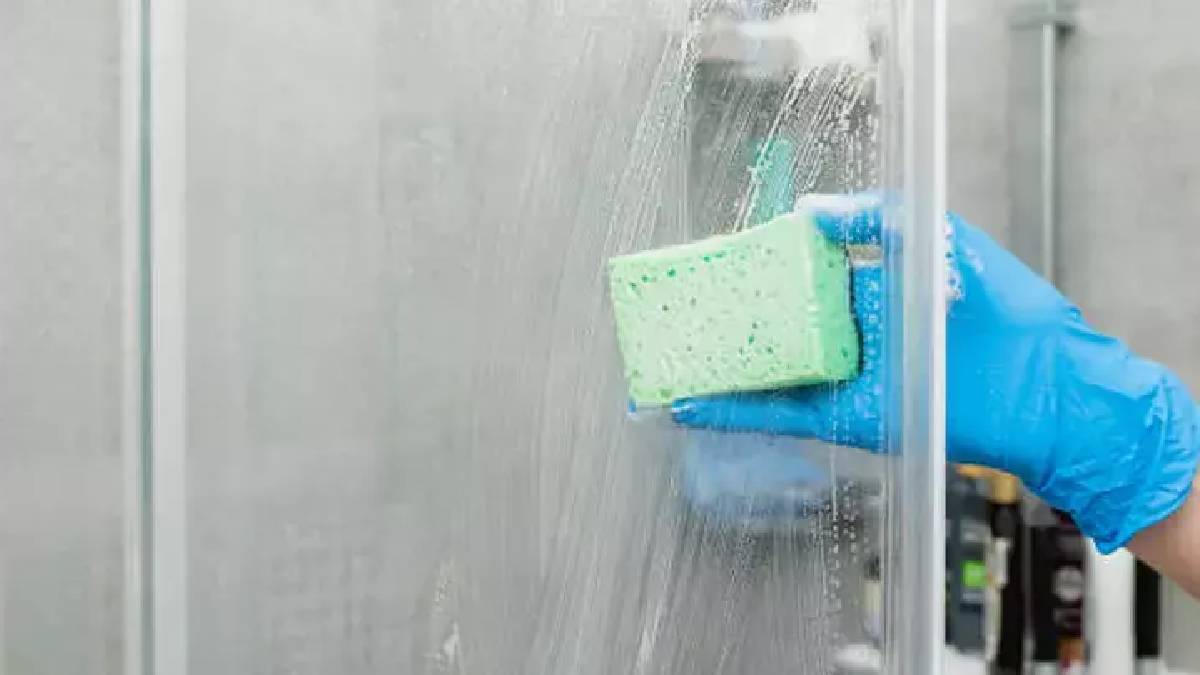 Duşa kabinde tek bir leke bile göremeyeceksiniz! Anında cam gibi yapan yöntem