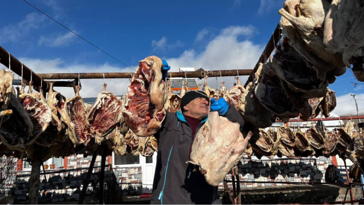 900 tanesini sıralıyor, kurusun diye açık havada bırakıyor! O yetiştiriyor talep patlıyor: Gurbetten sipariş yağıyor