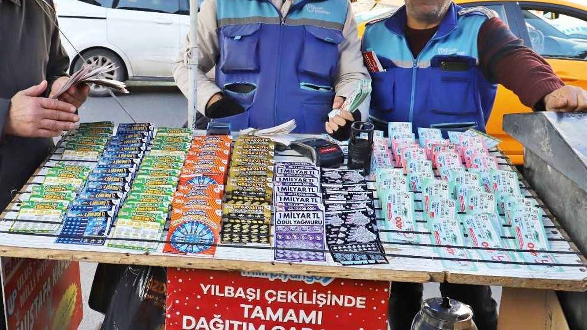 İstanbul Valiliği'nden yılbaşı öncesi kesin talimat: Cami önlerinde piyango satışı yasak