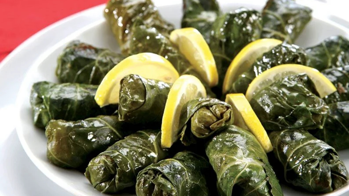 Kara lahana sarması nasıl yapılır? Karadeniz lezzetleri mutfağınızda: İşte püf noktalarıyla kara lahana sarması tarifi
