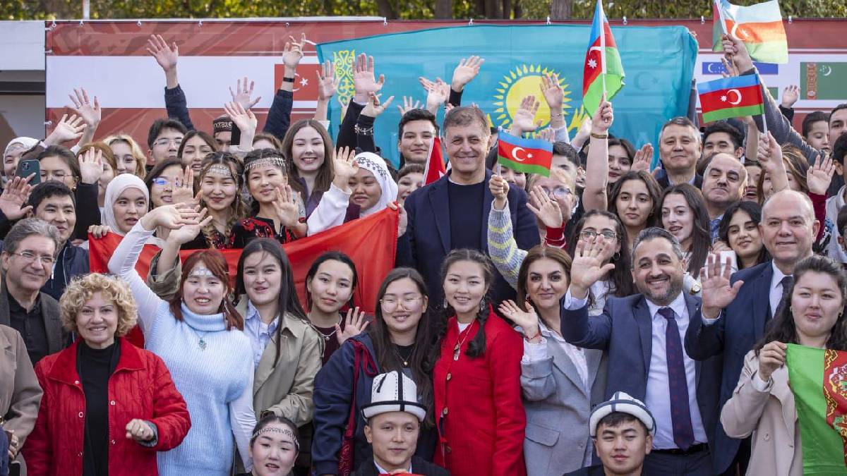 Başkan Tugay Dünya Türk Dili Ailesi Günü’nü öğrencilerle birlikte kutladı