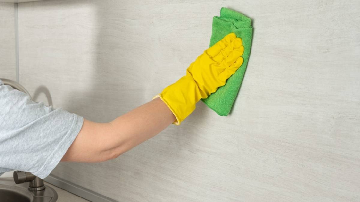 Duvardaki lekeleri temizlemek bu kadar kolay olmamıştı! Herkes yeni boyandı sanacak: İşte duvar lekelerini söküp atan yöntem