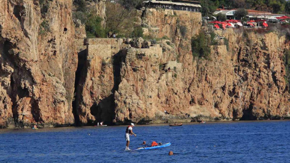 Yüksekte kar alçakta deniz keyfi! Aralık ayında yazı yaşadılar: Herkes donarken onların deniz keyfi imrendirdi