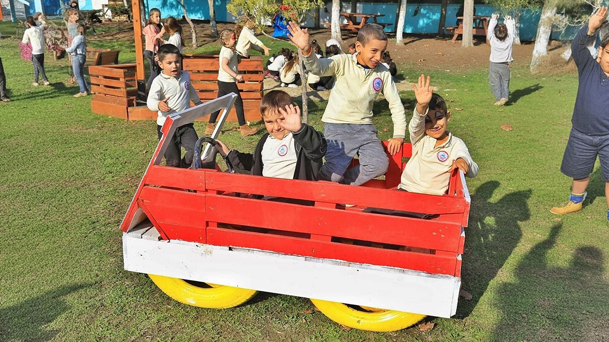 İETT'den çocuklara armağan: Eski otobüs malzemeleriyle oyun parkı inşa ettiler