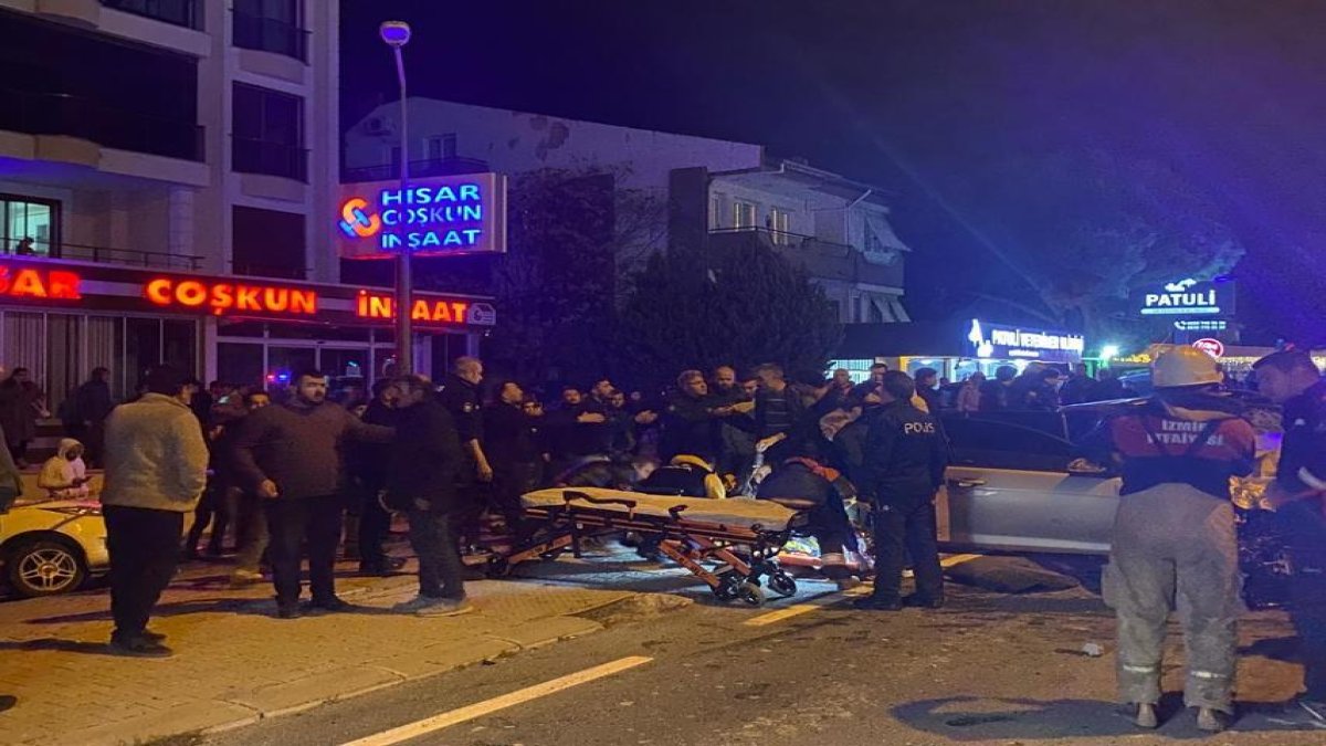 Motosiklet sürücüsü feçi şekilde can verdi! Otomobilin çarptı, metrelerce savruldu: Feci kaza anları anbean kameraya yansıdı