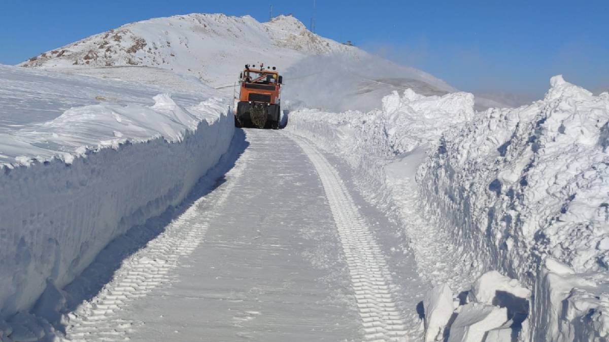 Kar yağışı bastırdı, kar kalınlığı 3 metreyi buldu! Araçlar kurtarılmayı bekledi