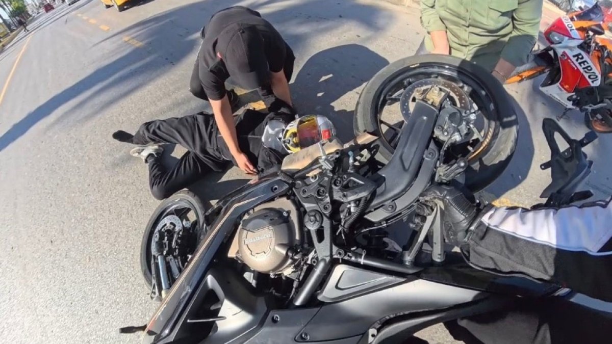 Kaskı sayesinde yara bile almadan kurtuldu! Emniyet şeridinde duran taksiye çarpan motosiklet sürücüsü faciadan döndü