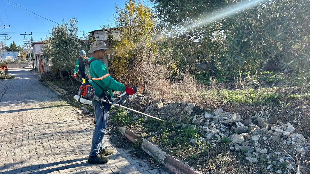Ceyhan Belediyesi merkez ve kırsalda temizlik seferberliğini sürdürüyor