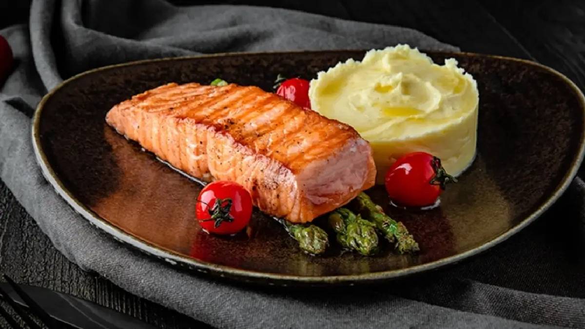 Karnabahar püresi yatağında somon ızgara: Zarif ve lezzetli kış sofrası