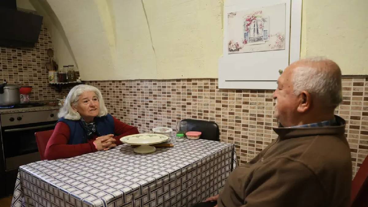 Kendi konuşuyor, kendi anlıyor! Söylediklerini ondan başka anlayan yok