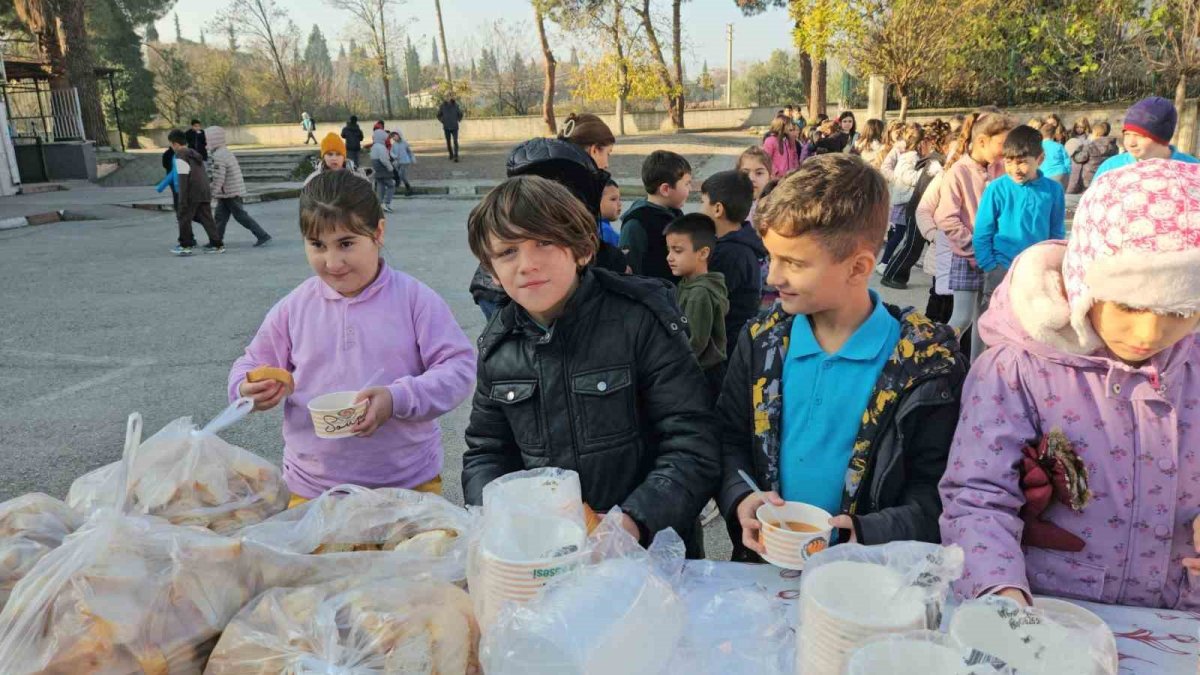 Minik öğrencilerden Yerli Malı Haftası bilinci! Keşkek kavruldu, tarhana çorbası pişirildi