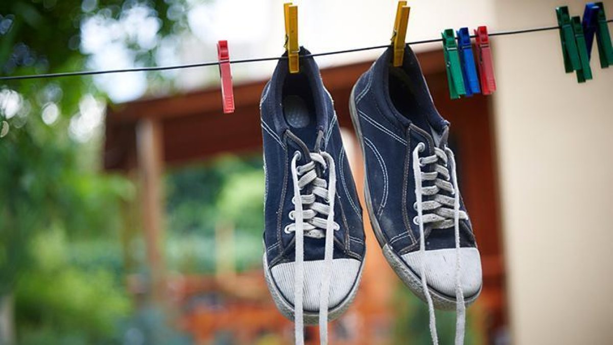 Ayakkabılarınızdaki inatçı çiziklere tek malzemeyle veda! Sadece damlatın silmenizi yetiyor