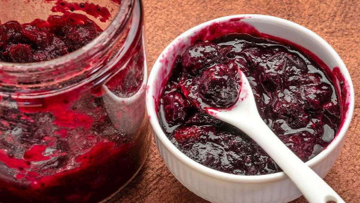 Kış ayının en güzel lezzeti! Kahvaltı sofralarınız onunla şenlenecek: İşte kızılcık reçeli tarifi