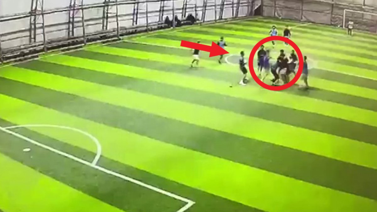 Dostluk maçı meydan savaşına döndü! Tekme tokatlı kavga kamerada!