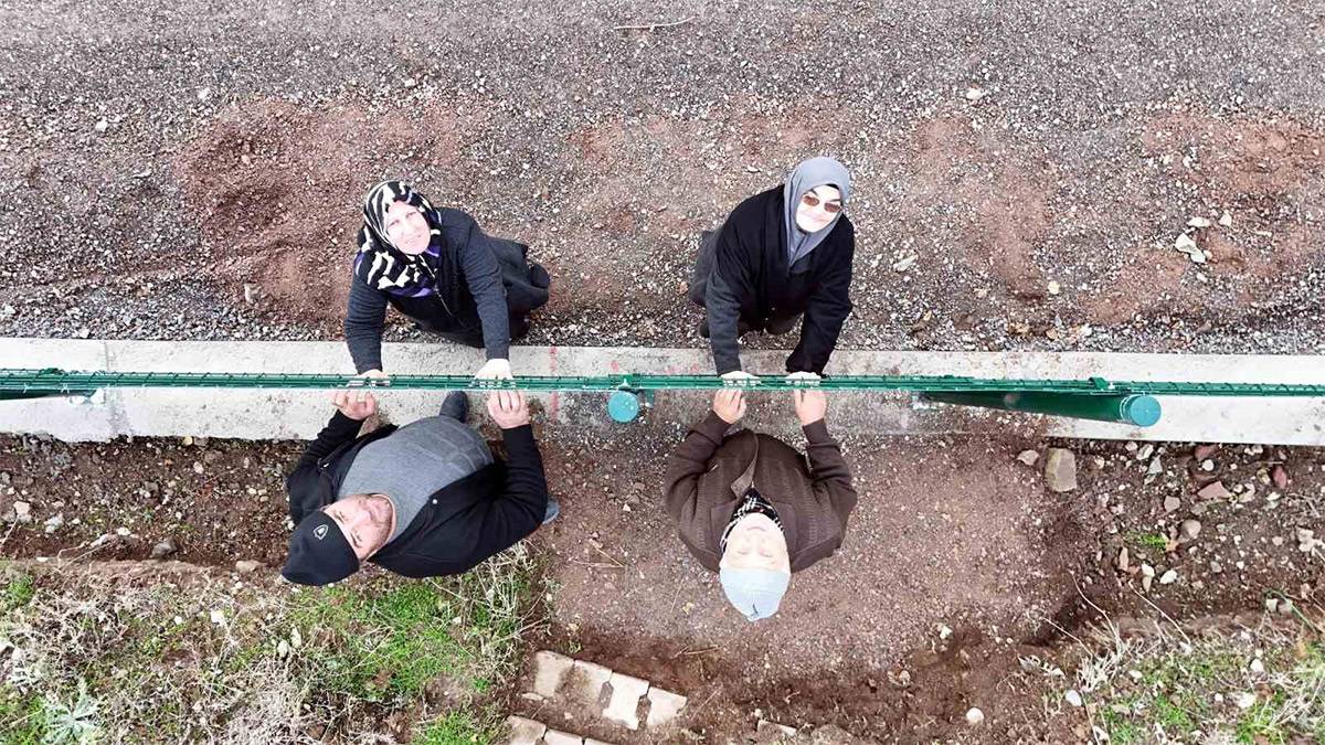 Tel örgü mahalleyi ikiye böldü: Markete ve camiye gitmek için 5 kilometre yürüyorlar