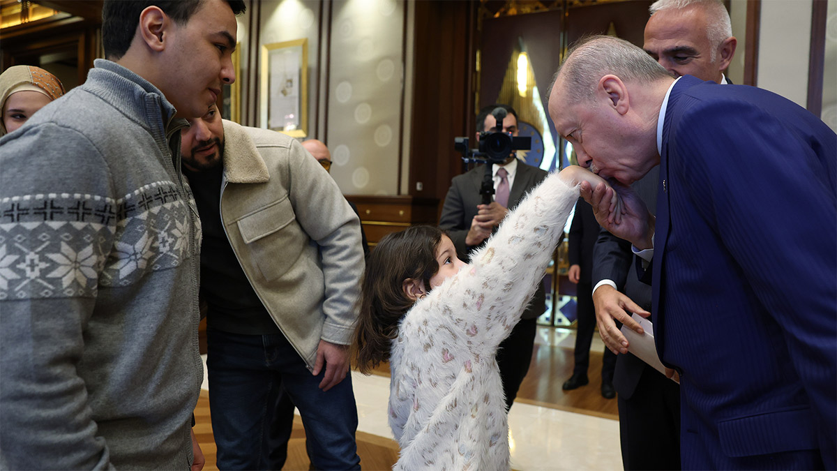 Erdoğan İsrail'in saldırılarında ailesini kaybeden 6 yaşındaki Hind Rajab’ı kabul etti