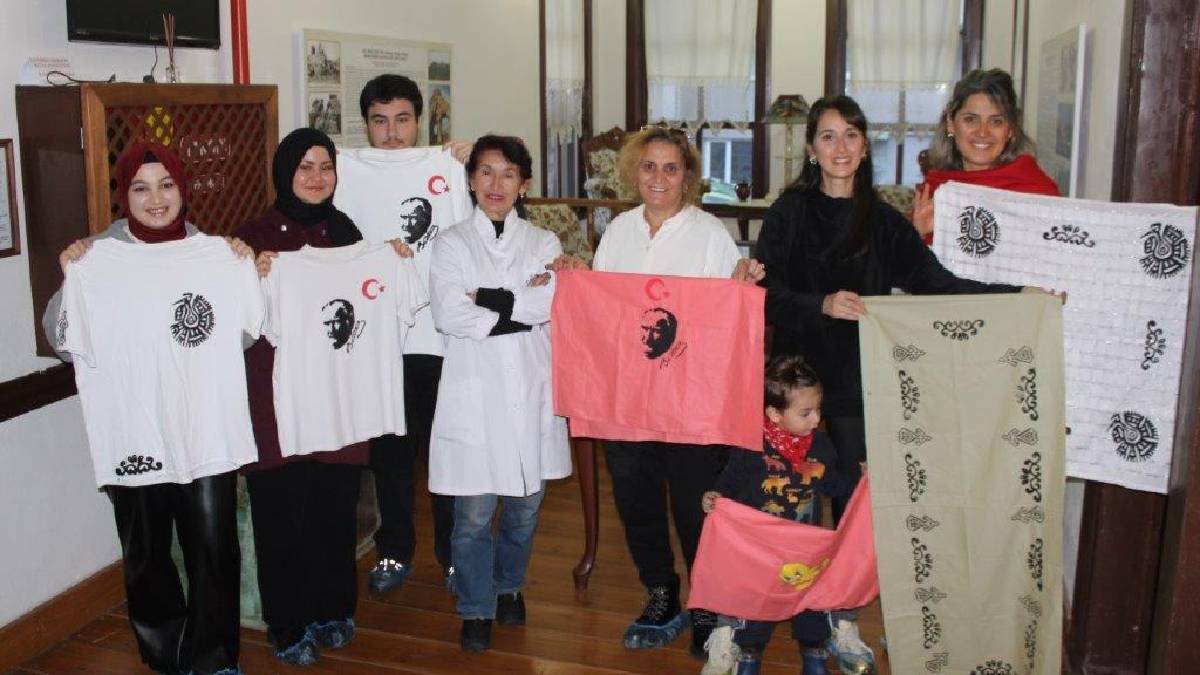 Atatürk odaklı tahta baskı atölyesinde anlamlı anlar