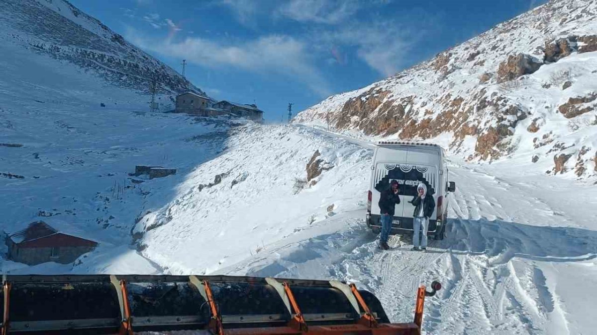 Minibüs kara saplandı, 12 kişi saatlerce mahsur kaldı! 3 saatlik çalışma sonunda kurtarıldılar