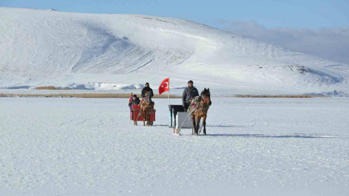 Hava -16 dereceye düştü görsel şölen başladı! Kış turizminin kalbi burada: Atlı kızaklar ve halaylarla sezon açıldı