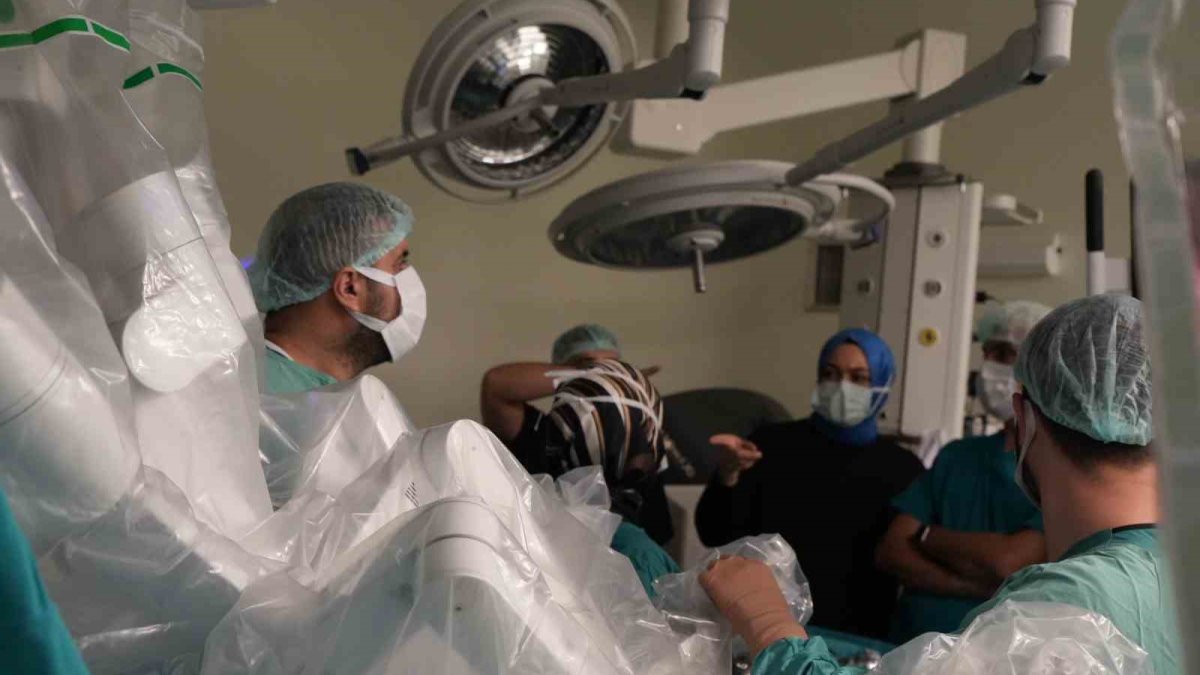 Normalde haftalar süren iyileşme süreci günlere indi! Erzurum’da göğüs cerrahisinde ilk robotik operasyon başarıyla gerçekleşti