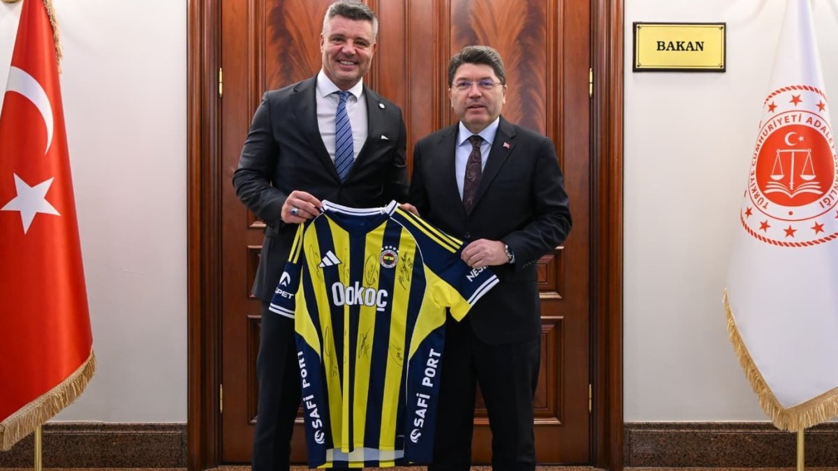Adalet Bakanı Tunç'a verilen formada imzası vardı! Fenerbahçe'den Mert Hakan açıklaması: Ziyaretin içeriğiyle ilişkilendirilemez