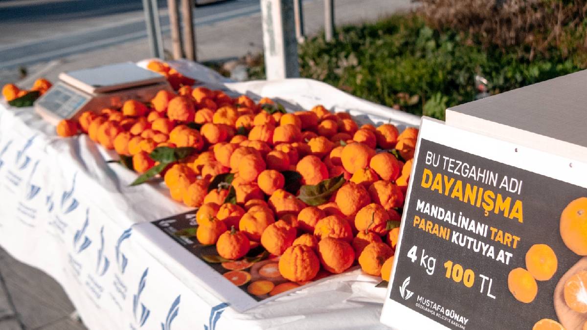 Güzelbahçe Belediyesinden güven esasına dayalı örnek bir uygulama: "Mandalinanı Tart, Parasını Kutusuna At..."