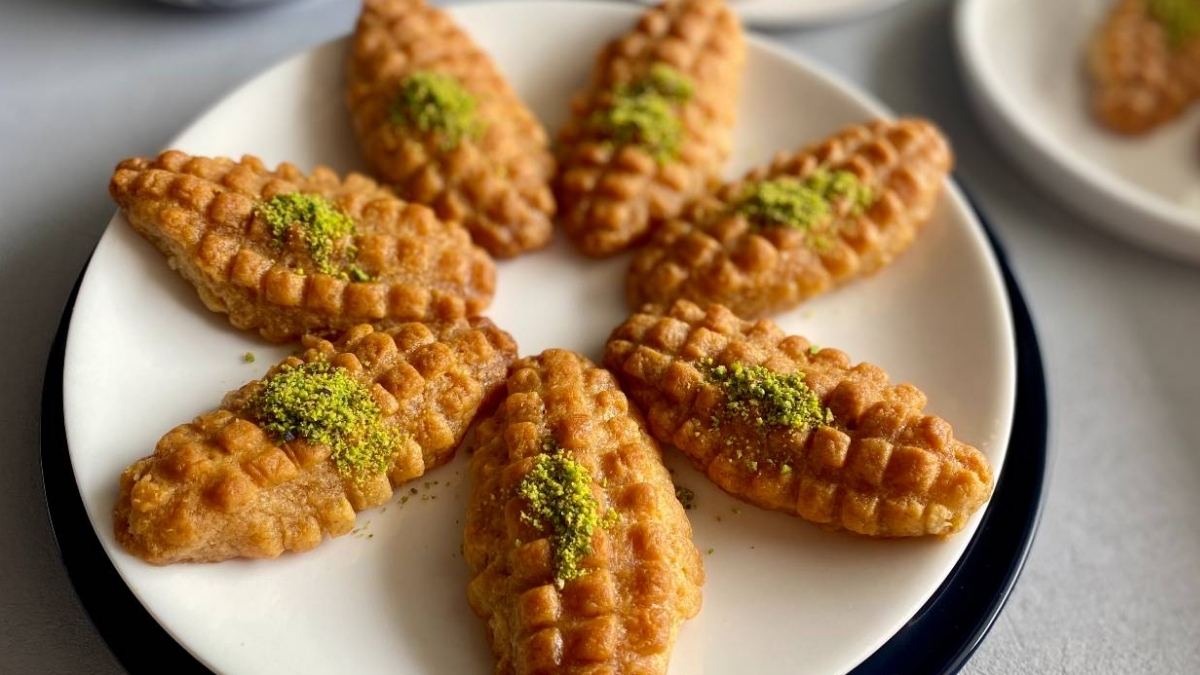 Tam kıvamında kalburabastı tarifi! Hem lezzetli hem pratik: İşte püf noktalarıyla evde kalburabastı yapılışı