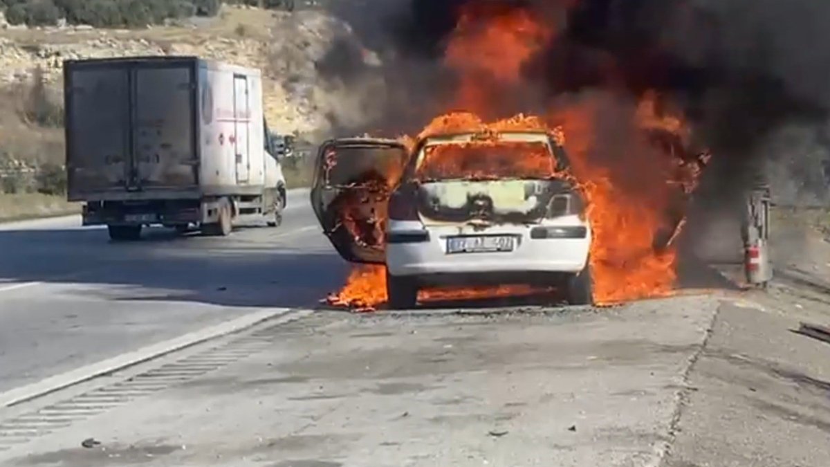 Ünlü markanın otomobili yolda bir anda alev topuna döndü! Geriye sadece iskeleti kaldı