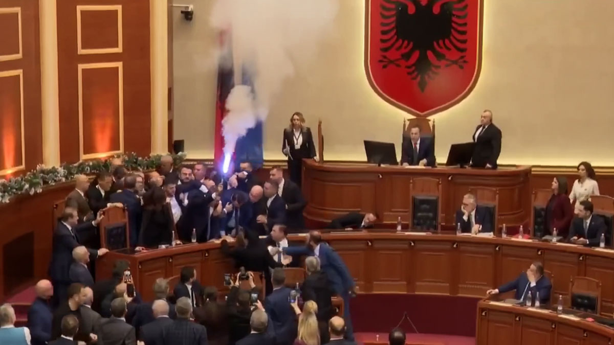 Yemin töreni arbedeye dönüştü: Arnavutluk meclisinde meşale yakıldı