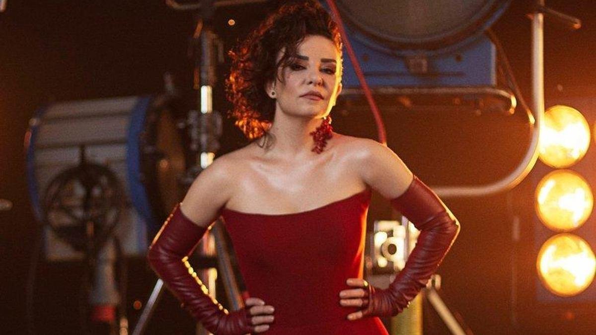 Fatma Turgut’un sahnedeki KYK izni girişimi sosyal medyada gündem oldu! Konserinde 2 öğrenci için yurdu arayıp izin istedi