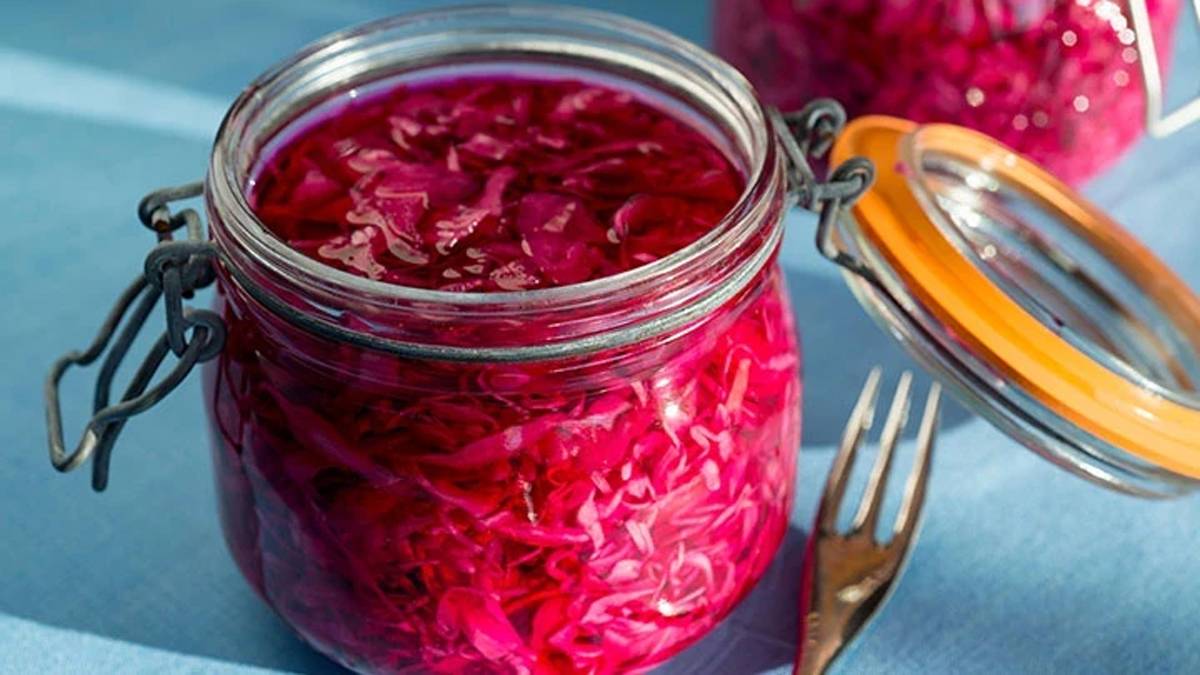 Lokantacıların sırrı çözüldü: Kütür kütür kırmızı lahana turşusu bu yöntemle yapılıyor!