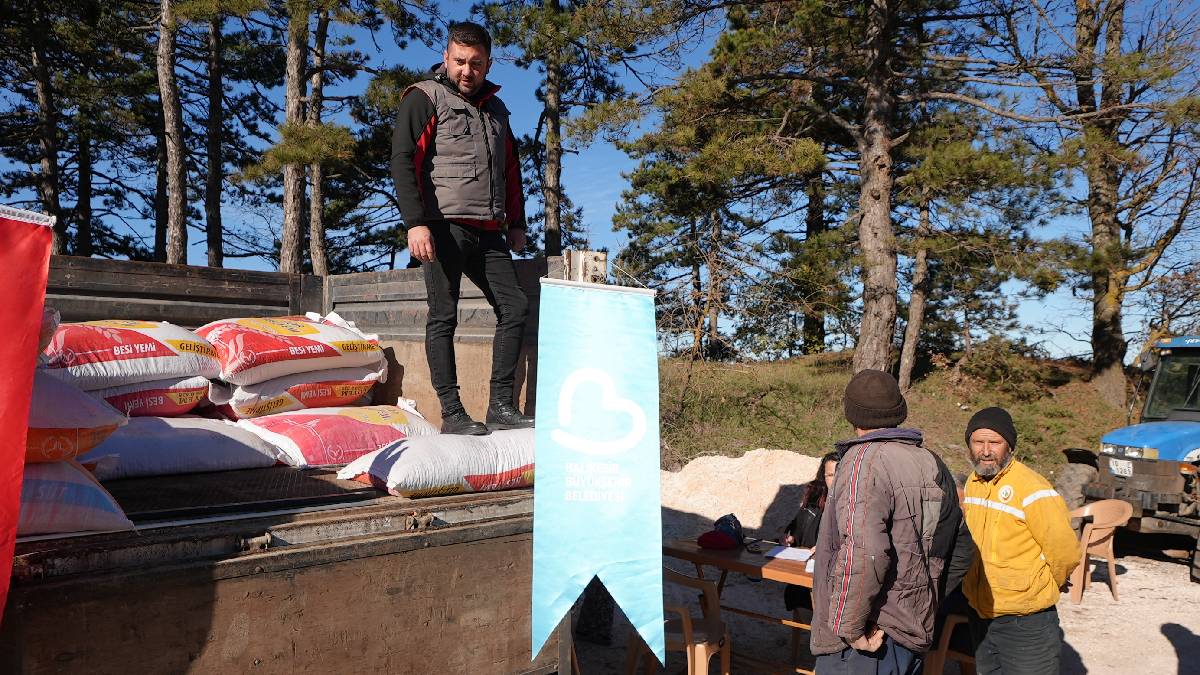 Büyükşehirden Sındırgılı depremzede çiftçilere destek: 183 üreticiye toplamda 915 çuval yem dağıtıldı