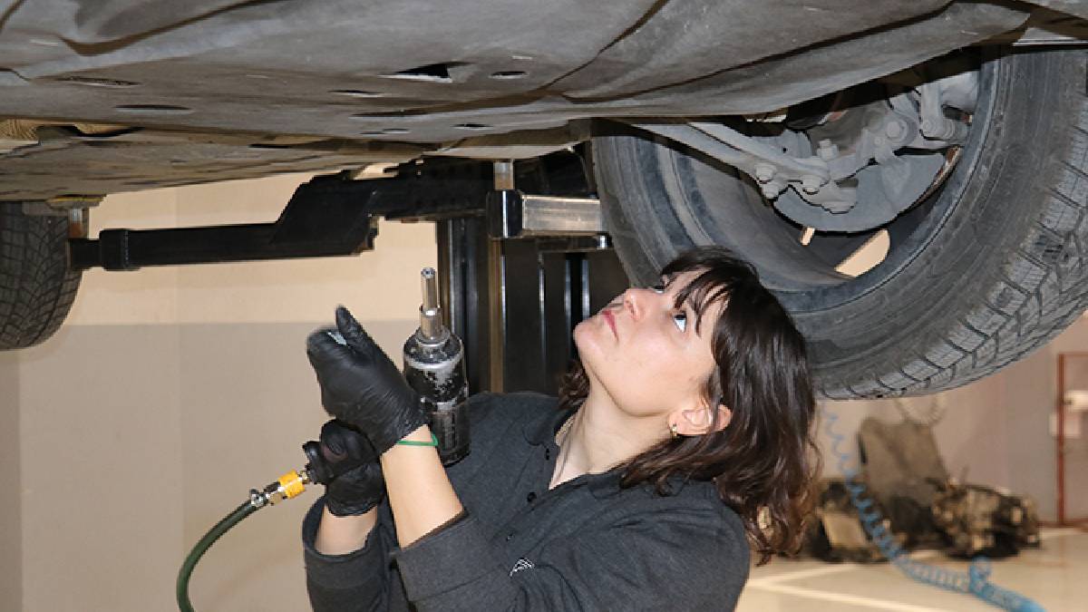 Çocukken merak saldığı sanayide işini buldu! Ekibin tek kadın çalışanı: “Kadınlar da bu işin içinde olmalı”