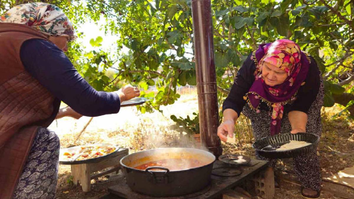Nesilden nesle aktarılan kültür! Tek ocakta pişiyor, kokusu tüm mahalleyi sarıyor: İmece hazırlık herkesin karnını doyuruyor
