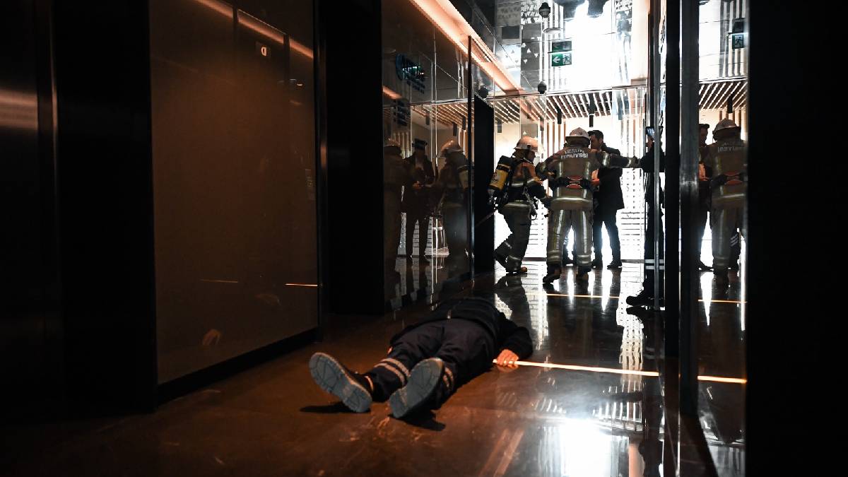 47 katlı binada nefes kesen tatbikat