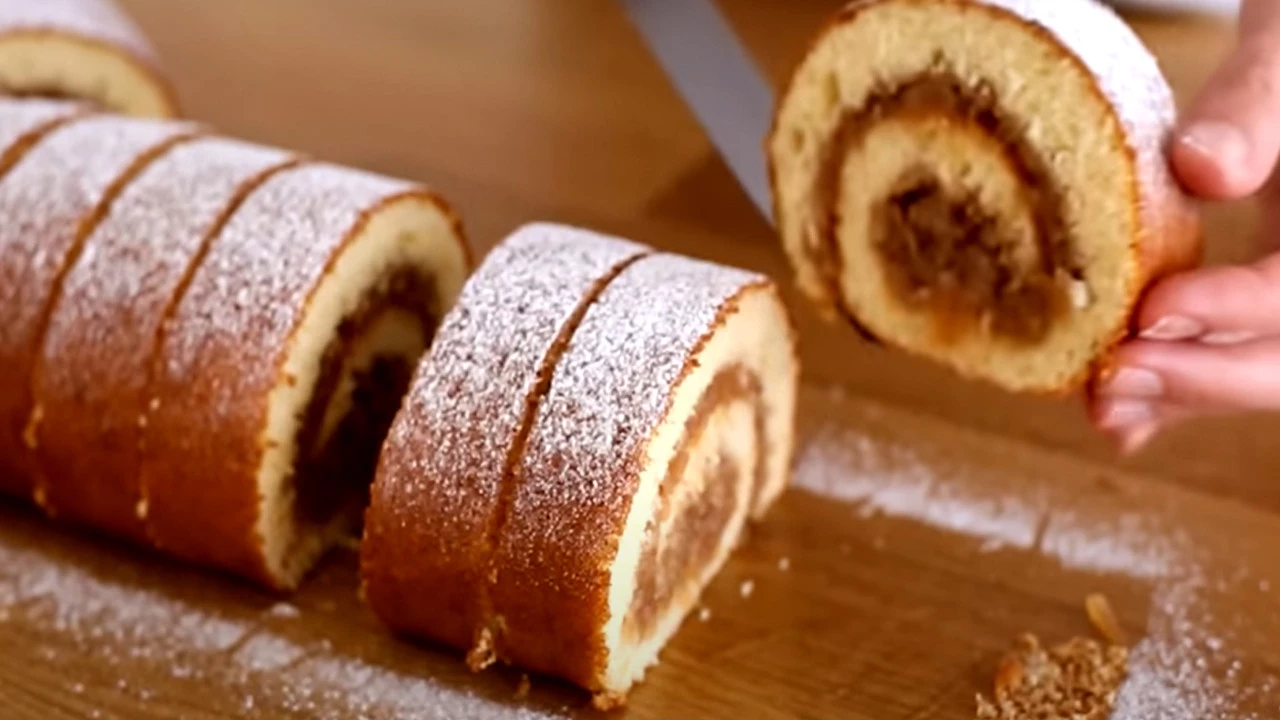 Evinizde elma varsa hemen deneyin: Asla kırılmayan, çatlamayan elmalı rulo kek tarifi