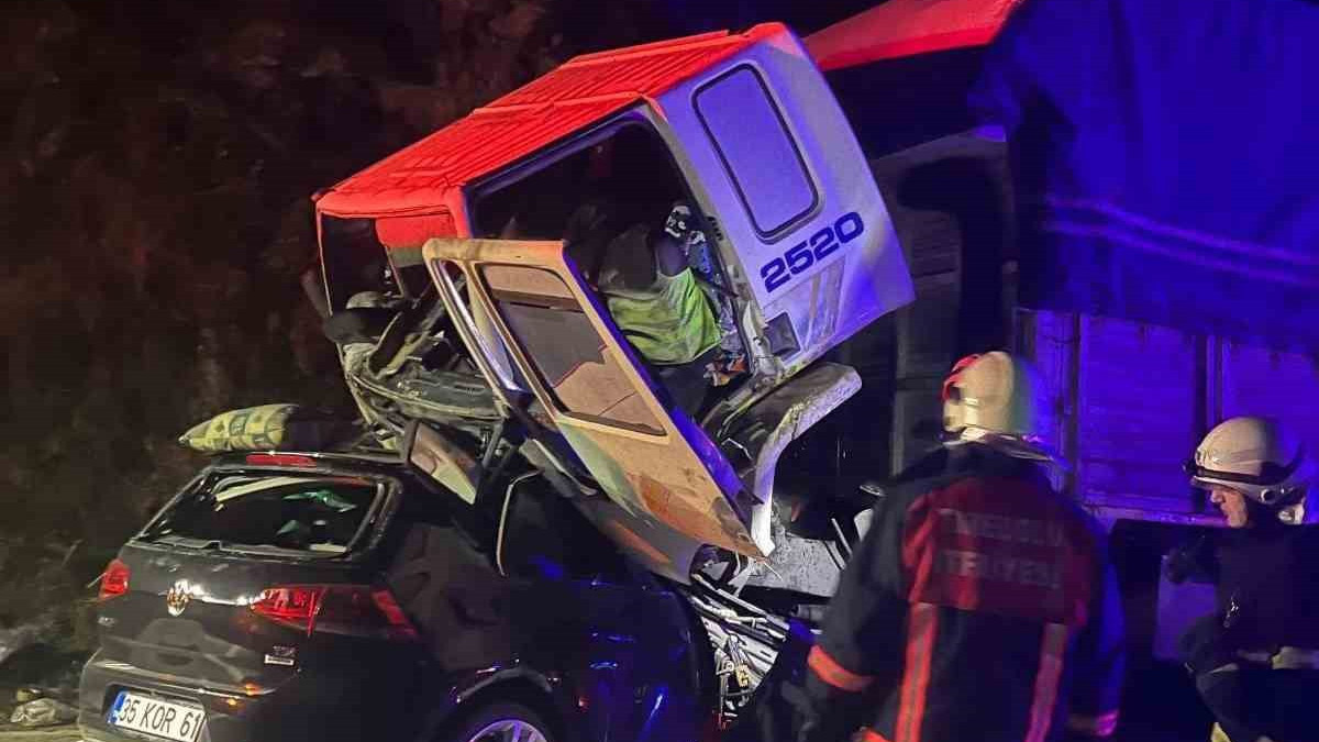 Giresun'da feci kaza! Otomobil tırla çarpıştı: 3 ölü