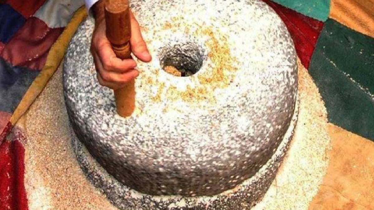 Dağdan özenle seçiyor, taşları tek tek elleriyle yontuyor! İçine giren her şey una dönüşüyor