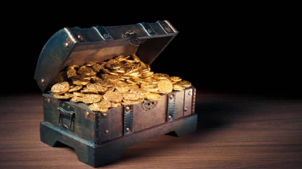 Ormanda gezdiği sırada buldular, paslı bir sandıktan çıktı! Hemen müzeye başvurdular