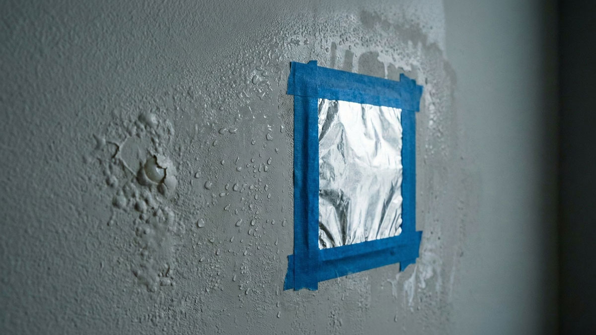 Rutubetli evlerde yaşayanların bilmesi gereken alüminyum folyo yöntemi!