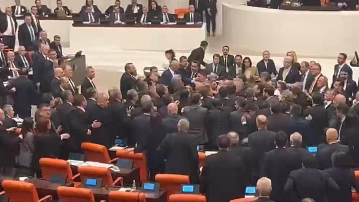 TBMM'de 2026 yılı bütçesi kabul edildi: AK Parti ve CHP'li vekiller birbirine girdi