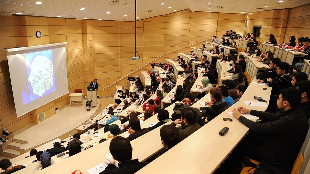 Üniversite eğitimi 3 yıla düşüyor: Müfredat değişmiyor, takvim hızlanıyor