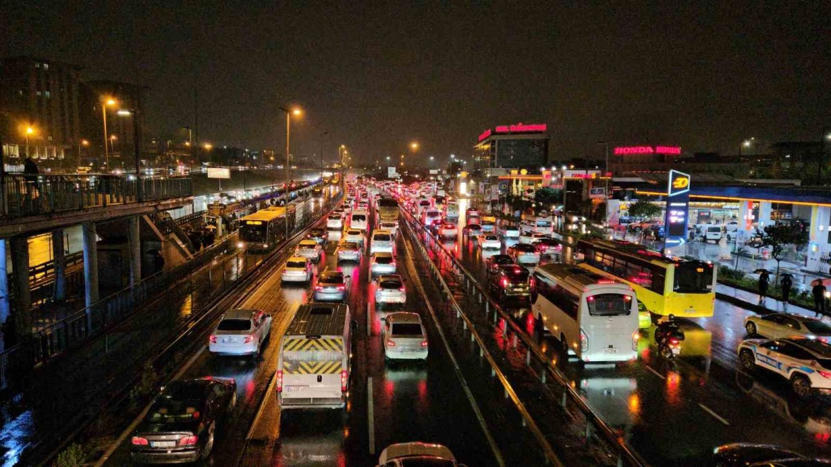 İstanbul’da yağışın da etkisiyle trafik durma noktasında