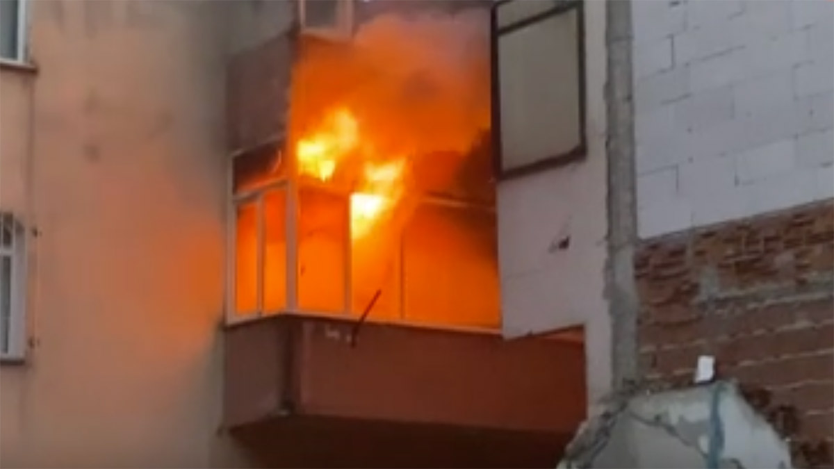 Son dakika! Bahçelievler'de bir dairede yangın! Müdahale sürüyor