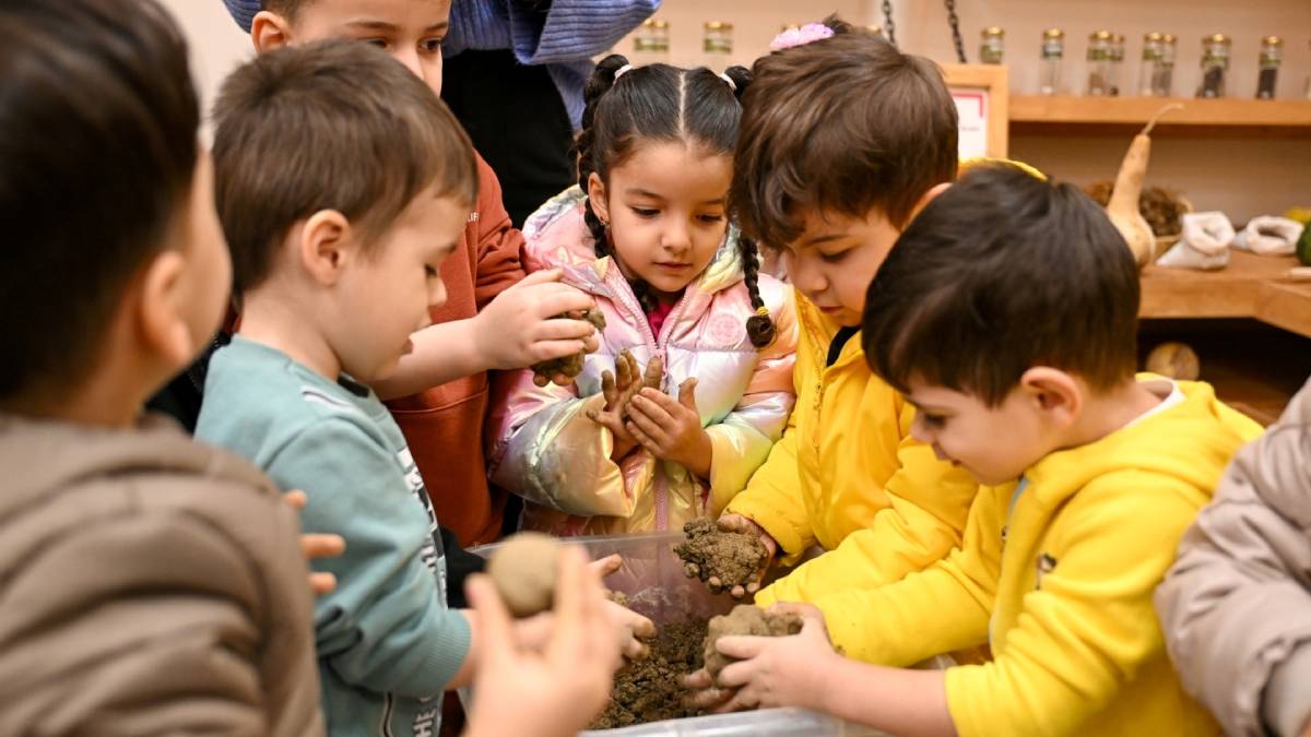 Bornova’da minik eller toprağa dokunuş
