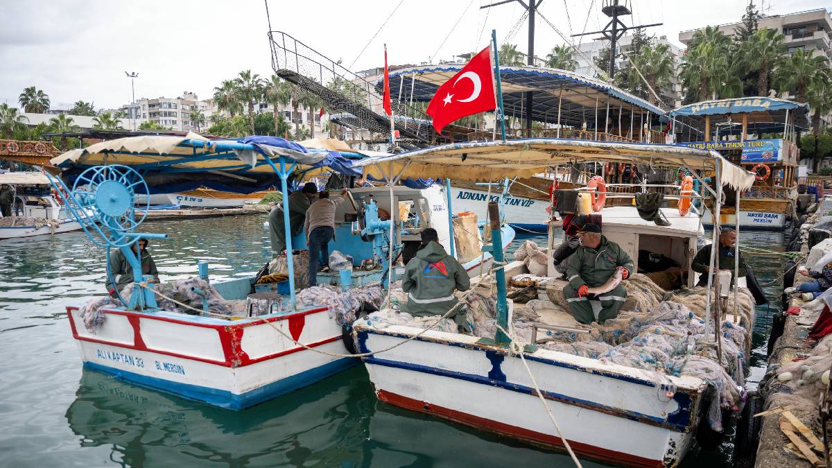 Mersin Büyükşehir, küçük ölçekli balıkçıların yanında... Bugüne kadar toplam 772 balıkçıya malzeme desteğinde bulunuldu