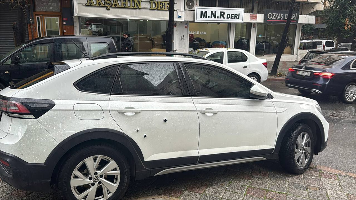 Zeytinburnu'nda korkutan olay! Park halindeki cip kurşunlandı