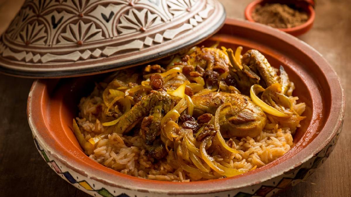 Fas büyüsü sofralarda! Tavuklu ve sebze dolu baharatlı tagine (tajin) tarifi