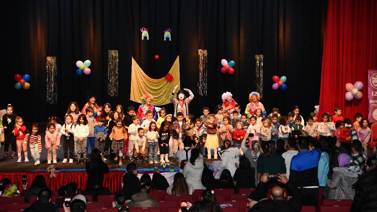 Bir günde iki tiyatro oyunu sanatseverlerle buluştu